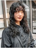 スパイラルパーマ 黒髪 前髪パーマ 顔周りカット ツヤ髪 20代