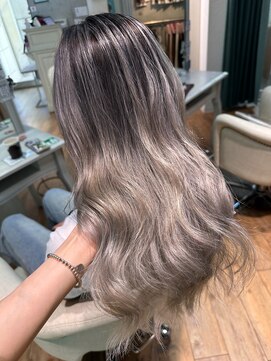 ミラシィ 稲毛(Mirashy) ホワイトシルバーグレージュのバレイヤージュカラー