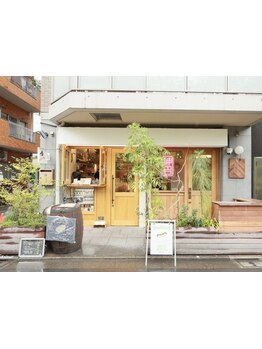 今話題のカフェ併設サロン★芸能人モデルも担当している実力派スタイリストが在籍！駅近で通いやすい◎