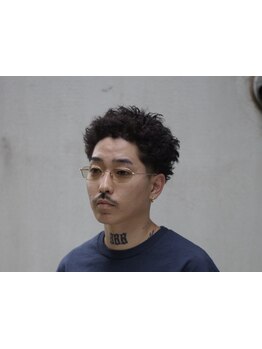 <色気と無骨さを両立>メンズパーマで魅せる大人の余裕[本町/men's/バーバー/フェードカット/理容室/眉毛]