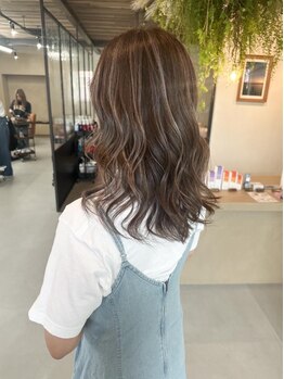 【全員女性スタッフ】女性ならではのお悩みを一緒に解決！なじませハイライト/白髪ぼかしが人気！