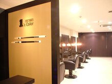 ヘアメイク ワンズカラー 元町店(hair make 1's Color)の雰囲気（入り口から、シックな白×茶が上品なムード漂ってます。）