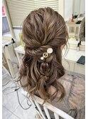 アレンジがアクセントのハーフアップ