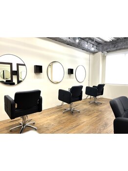 少人数だからこそできる、丁寧なカウンセリングと施術が自慢☆悩みや理想何でもご相談ください♪