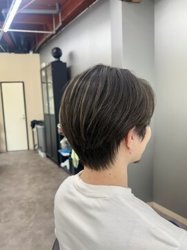 バロ(VALO) ハイライトカラー×センターパート