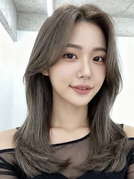 外ハネボブ前下がりボブレイヤーボブミルクティーグレージュ髪型