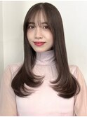 くすみグレージュとレイヤーカットで透明感のある柔らかいヘアに