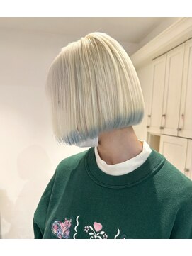 ベレーザ 渋谷(BELEZA) 17229全頭ブリーチホワイトブロンドミニマルボブレイヤーブルー