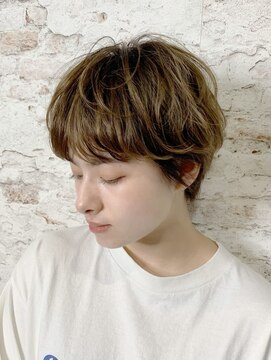 ルーファス メグロ(Ruufus Meguro) エフォートレスなショートパーマ|白髪ぼかしスタイル