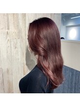 お肌の透明感が上がるレッド系カラーで《艶髪ロング》