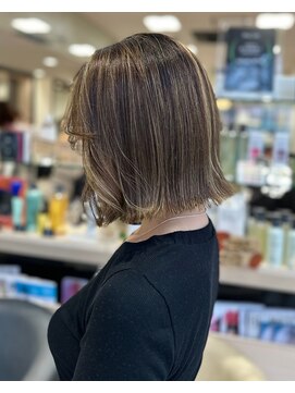 ケンジ 東戸塚(KENJE) ぱつっとボブ×外国人風ハイライト