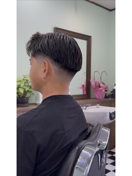 ケーエムシーセントラルルーツ(KMC Central Roots) スキンフェード、サイドパート