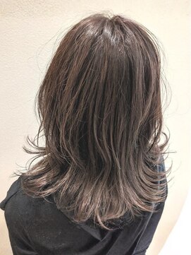 ベルフェミンアプレ(Belle femin Apres) 外ハネボブ ミディアムレイヤー アッシュグレー 20代 透明感