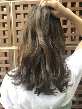 半個室型美容室 Sourire 福岡別府店 【スーリール】【4月9日 OPEN(予定)】の写真/【別府駅より徒歩2分】大人女性のためのお洒落な白髪染めはお任せ!白髪を活かしたハイライトも◎