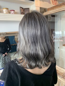 テイラー(Taylor) Taylor【大宮】　アッシュグレー×波打ちウェーブミディ