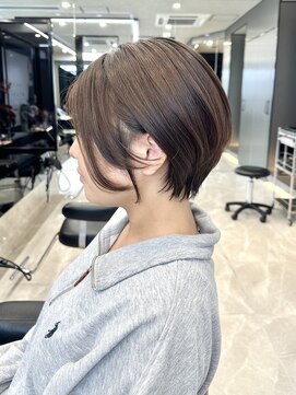 メモリーズ 表参道(Memories) 40代50代60代耳かけショート前髪なしハンサムショート白髪ぼかし