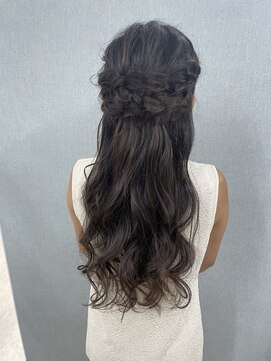 プラーグ ヘアー(Prague Hair) ハーフアップアレンジ