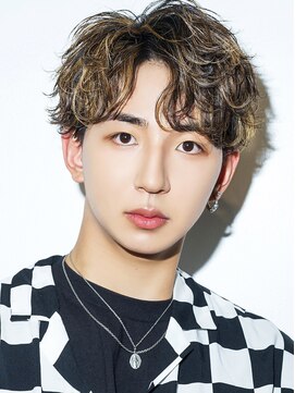 オーシャントーキョー 大阪(OCEAN TOKYO) ハイライトミルクティーベージュツーブロックメンズマッシュ