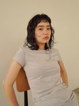 ワイス(WYETH)の写真/カジュアルにも大人っぽくも決まるパーマスタイルが大人気！ライフスタイルに合わせたスタイルをご提案♪