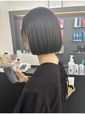 黒髪　ぱつっとボブ