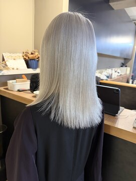 派手髪・ハイトーンカラー・デザインカラー・ブリーチ専門美容室 ホワイトカラーホワイトラベンダーラベンダーカラーホワイトヘア