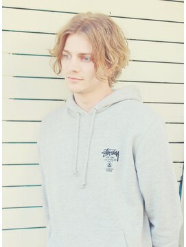 ワースホワイル(WORTH WHILE) 刈り上げセンターパートサーフカール波巻きツイストスパイラル