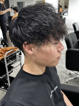 ヒュイル バイ ニアウ(Hwyl by Niau) メンズマッシュパーマニュアンスパーマスパイラルパーマ刈り上げ