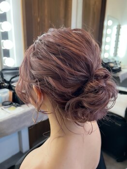 クス(KUsU)の写真/結婚式やお呼ばれに◎トレンド×似合わせで崩れにくい、自然体で華やかなヘアセット&メイクアップをご提案!
