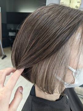 ロエネ(LOENE) ［佐々木］白髪ぼかし×グレージュ×インナーカラー×ボブ