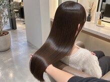 まっすぐにするだけじゃない♪クセ・うねり・広がりを抑えて柔らかな艶髪に！