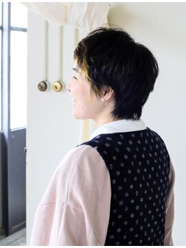 ホワイトルーム(White Room) ショートにワンポイントイエロー☆