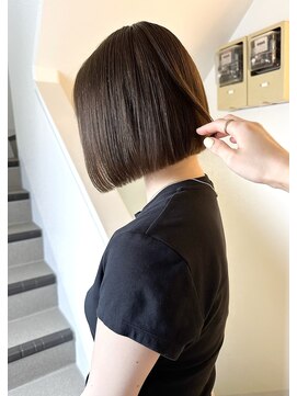 シーン(SCEN) 縮毛矯正/切りっぱなしミニボブ/ベージュ/前髪/顔まわり/学割