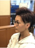 アップバングのツーブロックショート