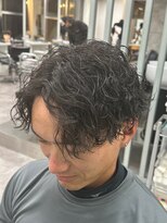 S字のカールが人気のセンターパート×波巻きスパイラルパーマ