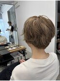 ケアブリーチで白髪活かして明るめベージュカラーに◎
