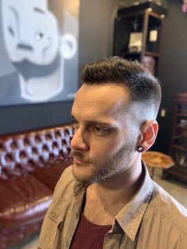 バーバーショップ レガロ(REGALO) トップはナチュラルにスキンフェードスタイル