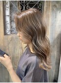 赤みを抑えたシアーベージュ×ゆるウェーブ