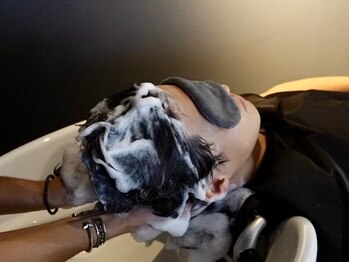 クワトロレオーネ 大阪梅田茶屋町(QUATTRO LEONE)の写真/【阪急/梅田駅徒歩3分】メンズの身だしなみは頭皮から！清潔な頭皮と髪へ。血行促進・リラックス効果も◎