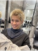 金髪ベリーショートハイトーンカラーダブルカラー