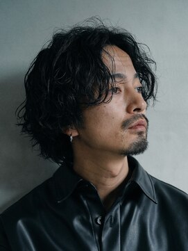 フィフス 渋谷(fifth) センターパート×ウルフで作る、波巻きスパイラルパーマスタイル