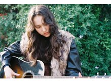 MELLOW な空気を纏う、光に透けるヘルシーパーマ