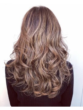 ステア ケース(stair case) たっぷりブロンズハイライトカラー！