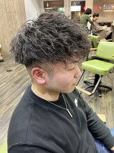 ≪ツイストスパイラルパーマ≫サイドのラインを高めに設定した、清潔感のあるスタイル【メンズ】