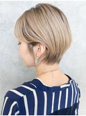 美髪ホワイトブロンドショートくびれヘア_ba324601