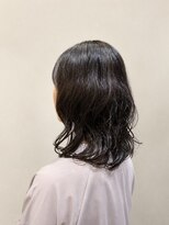 ウミト(Umito) ゆるふわウェーブ×暗髪ミディアム