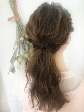 ネオリーブ クーロ(Neolive curro) 大人上品アレンジ♪ゆるポニー