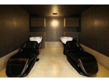 落ち着いた照明と上質な空間で癒されるシャンプーブース