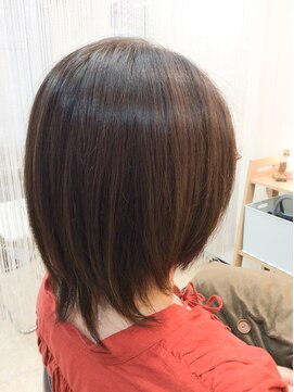 美容室 ワン ヘアー(ONE hair) 軽やかな明るめの白髪染め。ひし形シルエットのミディアムヘア