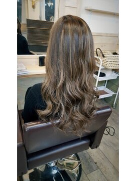 アトレ コウベ(Attrait KOBE) コントラストハイライト×ロングヘア