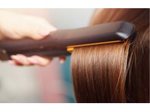 すべての髪質改善メニューに共通で、最後の仕上げにストレートアイロンを使用します。